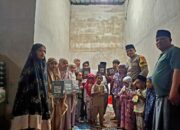 Bhabinkamtibmas Desa Teros Jalin Silaturahmi dan Serahkan Al-Qur’an kepada TPQ Al Muslim, Sampaikan Pesan Kamtibmas