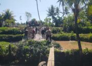 Bhabinkamtibmas Desa Arjangka Gotong Royong Bersama Warga Buka Akses Jalan Baru