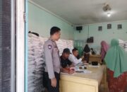 Bhabinkamtibmas Desa Arjangka Monitoring Penyaluran Bantuan Pangan kepada 987 KK