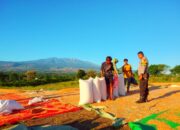 BHABINKAMTIBMAS POLSEK PEKAT LAKUKAN PEMANTAUAN HASIL PANEN JAGUNG WARGA DI DESA DOROPETI