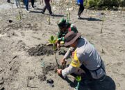 Bhabinkamtibmas dan Babinsa Desa Tanjung Luar Tanam Bibit Mangrove, Ajak Warga Jaga Kelestarian Pantai