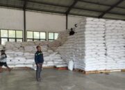 Polsek Gerung Kawal Distribusi 19 Ton Jagung ke BULOG NTB
