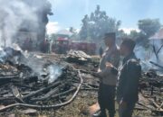 KEBAKARAN HANGUSKAN DUA RUMAH WARGA DI SERAKAPI, POLISI DAN WARGA BERSATU PADAMKAN API