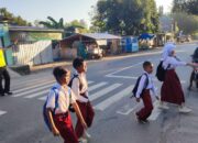 Melayani Dengan Hati, Rawan Pagi Satlantas Polres Bima Kabupaten Bantu Sebrangkan Anak Sekolah