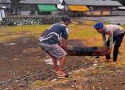 “Polisi Peduli” Satpolairud Polres Bima Kabupaten Bersama Warga Bersihkan Tumpukan Sampah di Dermaga Tradisional Bajo