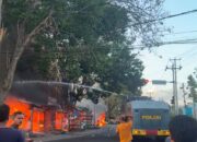 KEBAKARAN HANGUSKAN TUJUH UNIT KIOS DI DOROTANGGA, POLSEK DOMPU LAKUKAN PENGAMANAN DAN PENGATURAN ARUS LALU LINTAS