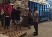 Polri Kawal Distribusi 12 Ton Jagung ke BULOG NTB