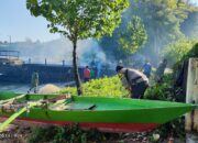 SINERGI TNI-POLRI DAN MASYARAKAT, GOTONG ROYONG BERSIHKAN PANTAI LABUAN BERANTI DI KECAMATAN PEKAT