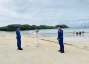 Personel Pospam Siaga SAR Ditpolairud Polda NTB Intensifkan Himbauan Keselamatan di Pantai Kuta Mandalika