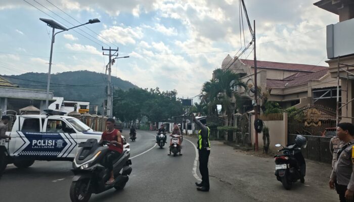 SATLANTAS POLRES DOMPU LAKUKAN REKAYASA DAN PENGATURAN ARUS LALU LINTAS SAAT AKSI BLOKIR JALAN WARGA DI WOJA