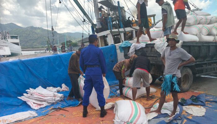 Sat Polairud Polres Bima Kota Laksanakan Pengawasan dan Imbauan Keselamatan Kerja di Pelabuhan Laut Bima
