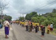 BHABINKAMTIBMAS POLSEK PEKAT AMANKAN TRADISI NYONGKOLAN, WUJUDKAN KAMTIBMAS DAN KELANCARAN LALU LINTAS