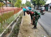 Babinsa dan Warga Kompak Jaga Kebersihan Tanjung Karang