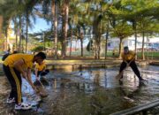 BAKTI SOSIAL HUT BHAYANGKARA KE-80, POLRES DOMPU BERSIHKAN TEMPAT IBADAH DAN PERERAT KEDERKATAN DENGAN MASYARAKAT