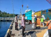 POLISI PENOLONG DAN PAM PELABUHAN, SAT POLAIRUD POLRES DOMPU HADIR BANTU MASYARAKAT PESISIR DAN JAGA KEAMANAN PELABUHAN CALABAI