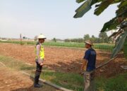 Anggota Bhabinkamtibmas Polsek Jenu Polres Tuban Turun ke Ladang, sambang lahan pertanian.