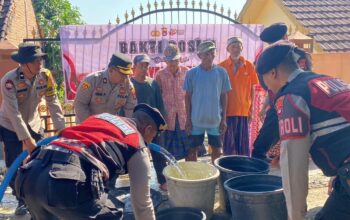 Polres Lombok Barat Distribusikan Air Bersih di Kuripan Selatan