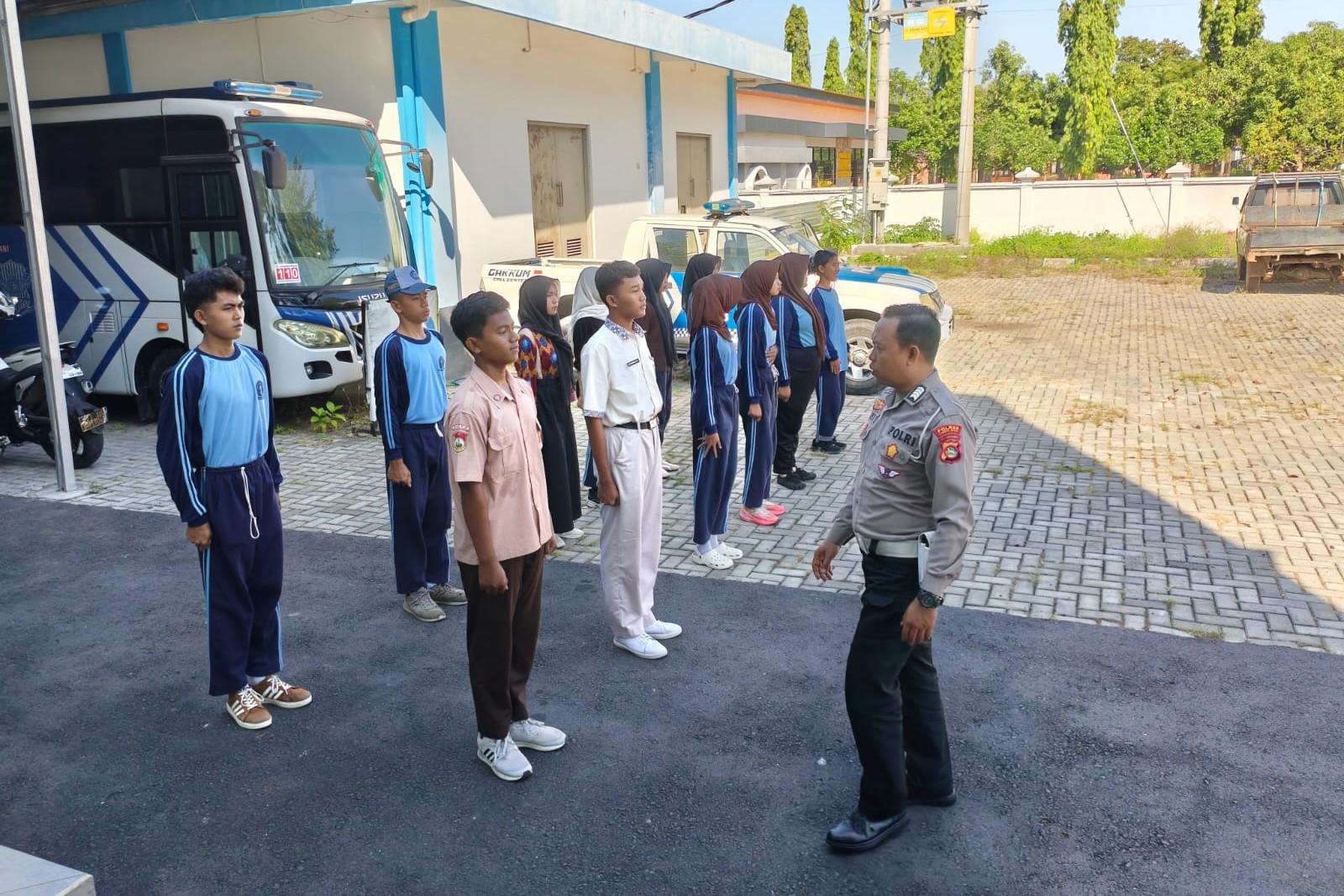 Saka Bhayangkara SMAN 1 Lembar Digembleng Satlantas Polres Lobar