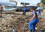 “Polisi Peduli” Satpolairud Polres Bima Kabupaten Bersihkan Tumpukan Sampah di Dermaga Tradisional Bajo