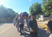 Bhabinkamtibmas Desa Luk Hadir Berikan Pengawalan dan Bantuan dalam Program Polri Peduli Kedukaan