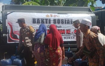 Atasi Kekeringan, Polres Lombok Barat Distribusikan Air Bersih