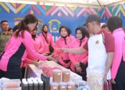 Waka Polda NTB Disambut Ketua Bhayangkari Cabang Bima Saat Tinjau Stand Bazaar Polres Bima dan Pasar Rakyat Serta Bakti Sosial Polres Bima Kabupaten di Mapolda NTB