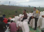 Bhabinkamtibmas Polsek Woja Pantau Panen Jagung Warga, Wujud Dukungan Polri terhadap Program Ketahanan Pangan Nasional