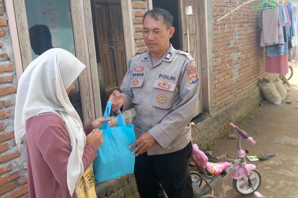 Aksi Humanis Polsek Lembar Ringankan Beban Ekonomi Warga