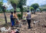 Bhabinkamtibmas Polsek Kilo Dampingi Warga Persiapkan Lahan Tanam Bawang Merah untuk Perkuat Ketahanan Pangan