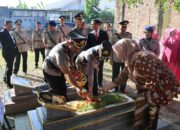 Peringati Hari Bhayangkara Ke-80, Polres Sumbawa Gelar Upacara Tabur Bunga dan Ziarah Makam
