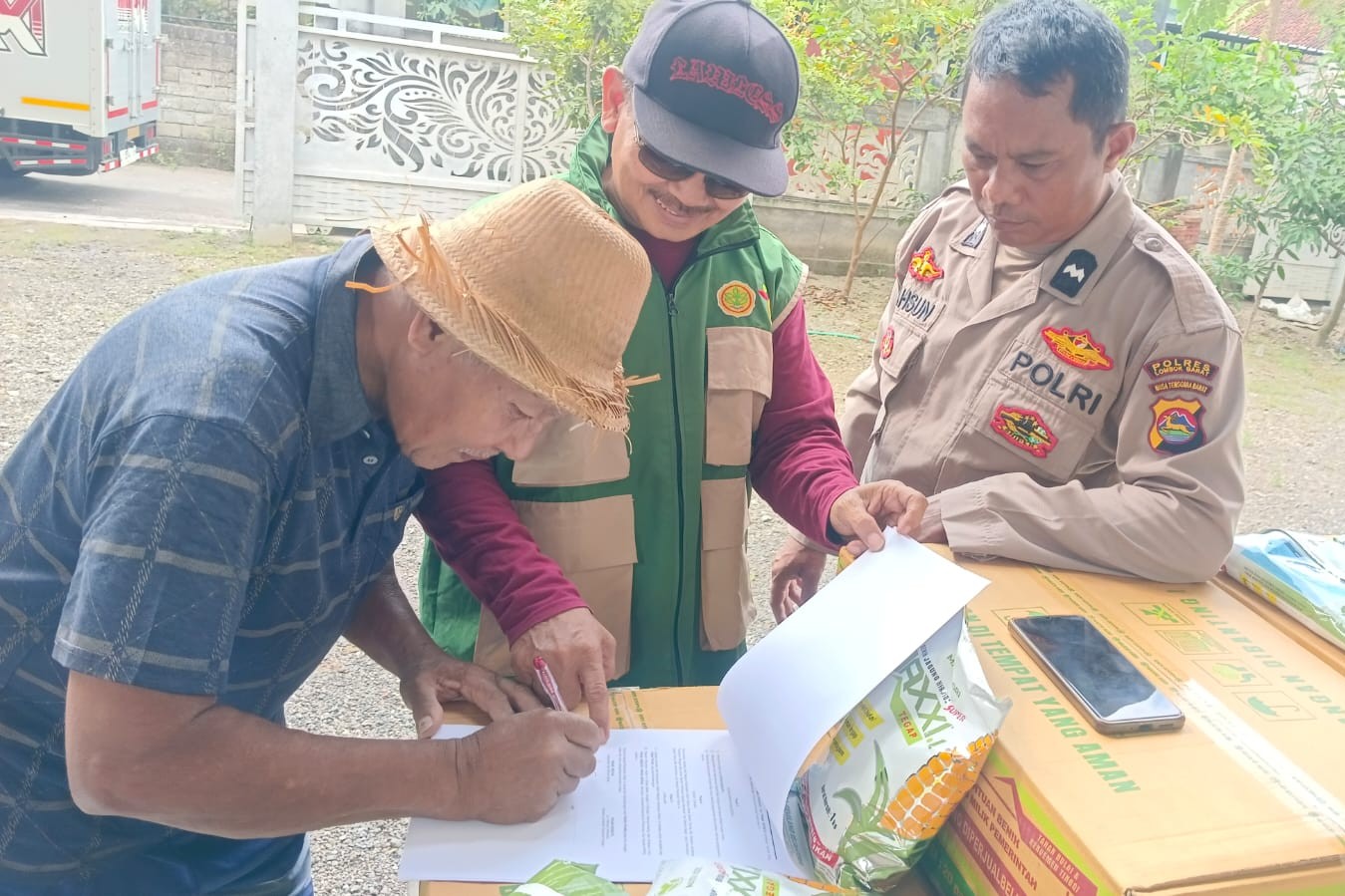 Petani Desa Beleka Terima Bantuan Benih Jagung, Dikawal Ketat Kepolisian