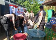 Sambut Hari Bhayangkara ke-80, Polres Loteng Salurkan Air Bersih di Praya Timur.