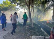 Bhabinkamtibmas Desa Wakan Brigadir Wildan Bersama Kepala Desa dan Staf Desa Laksanakan Jumat Bersih