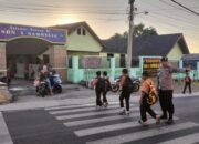 Personel Polsek Sambelia Lakukan Pengaturan Lalu Lintas, Wujudkan Keamanan dan Keselamatan Pengguna Jalan
