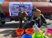 Bhabinkamtibmas dan Babinsa Desa Tanjung Luar Salurkan Bantuan Air Bersih kepada Warga Dusun Toroh Selatan