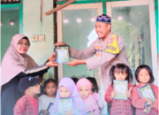 Bhabinkamtibmas Desa Bagik Papan Serahkan Bantuan Iqro dan Edukasi Kamtibmas kepada Anak PAUD Jannatul Hazni