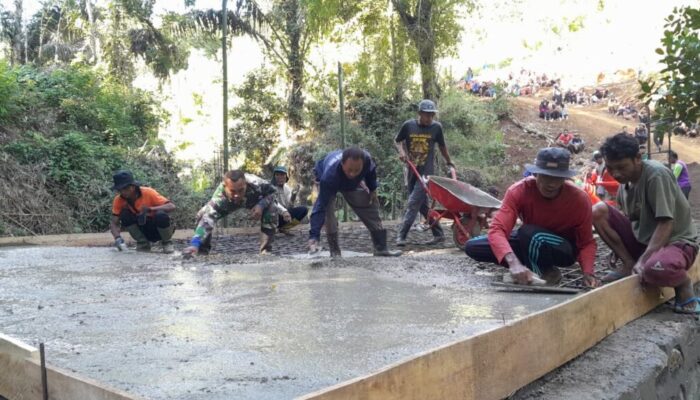 Kolaborasi TNI dan Warga Wujudkan Jembatan Penghubung Harapan Masyarakat