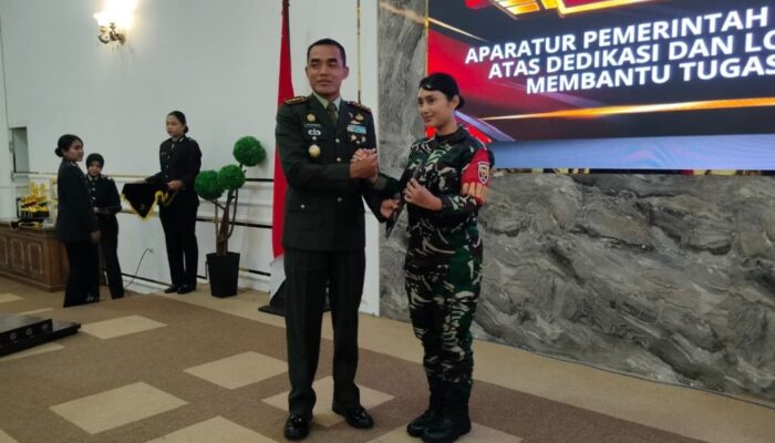 Dedikasi Nyata untuk Negeri, Babinsa Karang Bayan Terima Penghargaan pada HUT Polri Ke-80