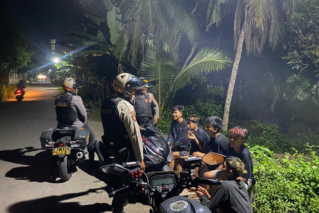 Jaga Kamtibmas, Personel Polres Lombok Barat Patroli Dialogis Jelang Subuh