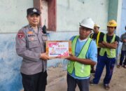 Polres Lombok Barat Bagikan Sembako untuk Lansia di Pelabuhan Lembar