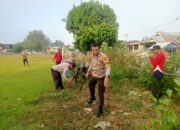 Bhabinkamtibmas Polsek Seteluk Ikut Gotong Royong Bersihkan Lapangan dan Bantaran Sungai di Seteluk Tengah