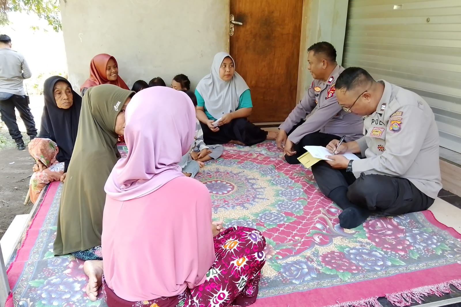 Sambang Dusun Gerepek, Sat Binmas Polres Lobar Sosialisasi Call Center 110