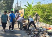 Babinsa Kuripan Utara Bangkitkan Semangat Gotong Royong Bersihkan Jalan Desa