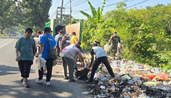 Babinsa Kuripan Utara Bangkitkan Semangat Gotong Royong Bersihkan Jalan Desa