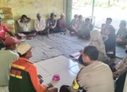 Polsek Lembar Kawal Penyerahan Bibit Jagung di Labuan Tereng