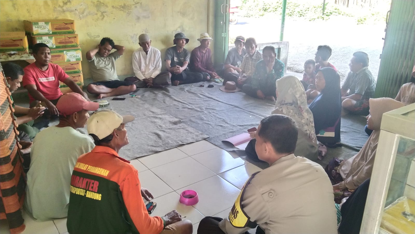Polres Lombok Barat Kawal Distribusi Bibit Jagung Maxxi I di Lembar