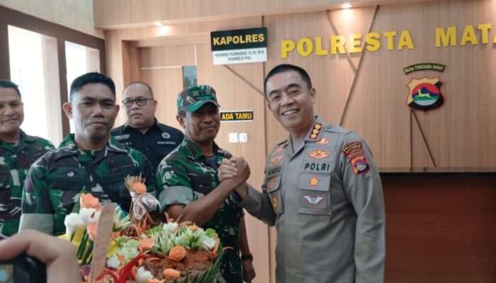 Kodim 1606 Mataram Beri Kejutan Ulang Tahun Kapolresta Mataram