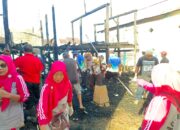 Bhabinkamtibmas bersama Warga Kompak gotong royong Pulihkan Rumah Korban Kebakaran