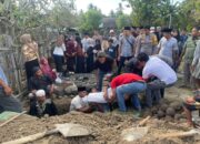 Wujud Solidaritas, Kapolsek Plampang Bersama Jajaran Hadiri Pemakaman Orang Tua Personel Polsek