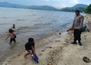 Hadir Mengayomi, Satpolairud Polres Bima Kabupaten Menggelar Patroli Pengamanan Wisata di Pantai Kalaki